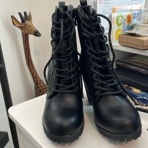 Dream pair boots size 7; 3.5 heel